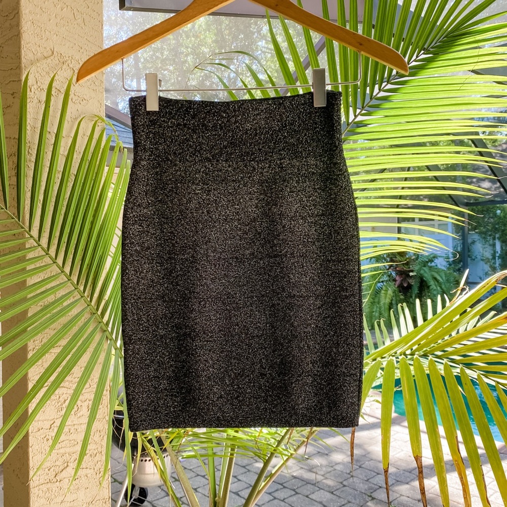 Black sparkly body con mini skirt, size S!